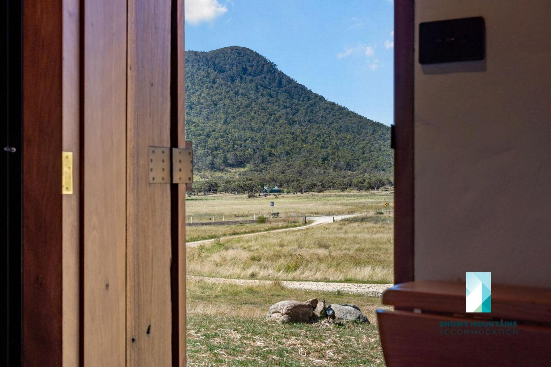 The Stone Cottage at Wollondibby - Heritage Listed l Renovated l Fire Place