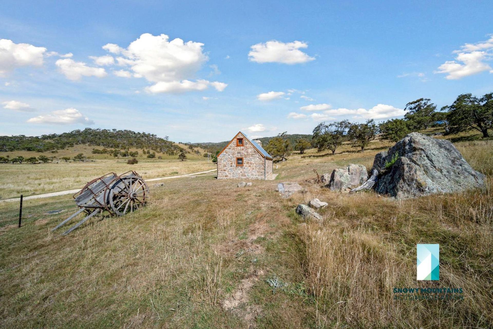 The Stone Cottage at Wollondibby - Heritage Listed l Renovated l Fire Place