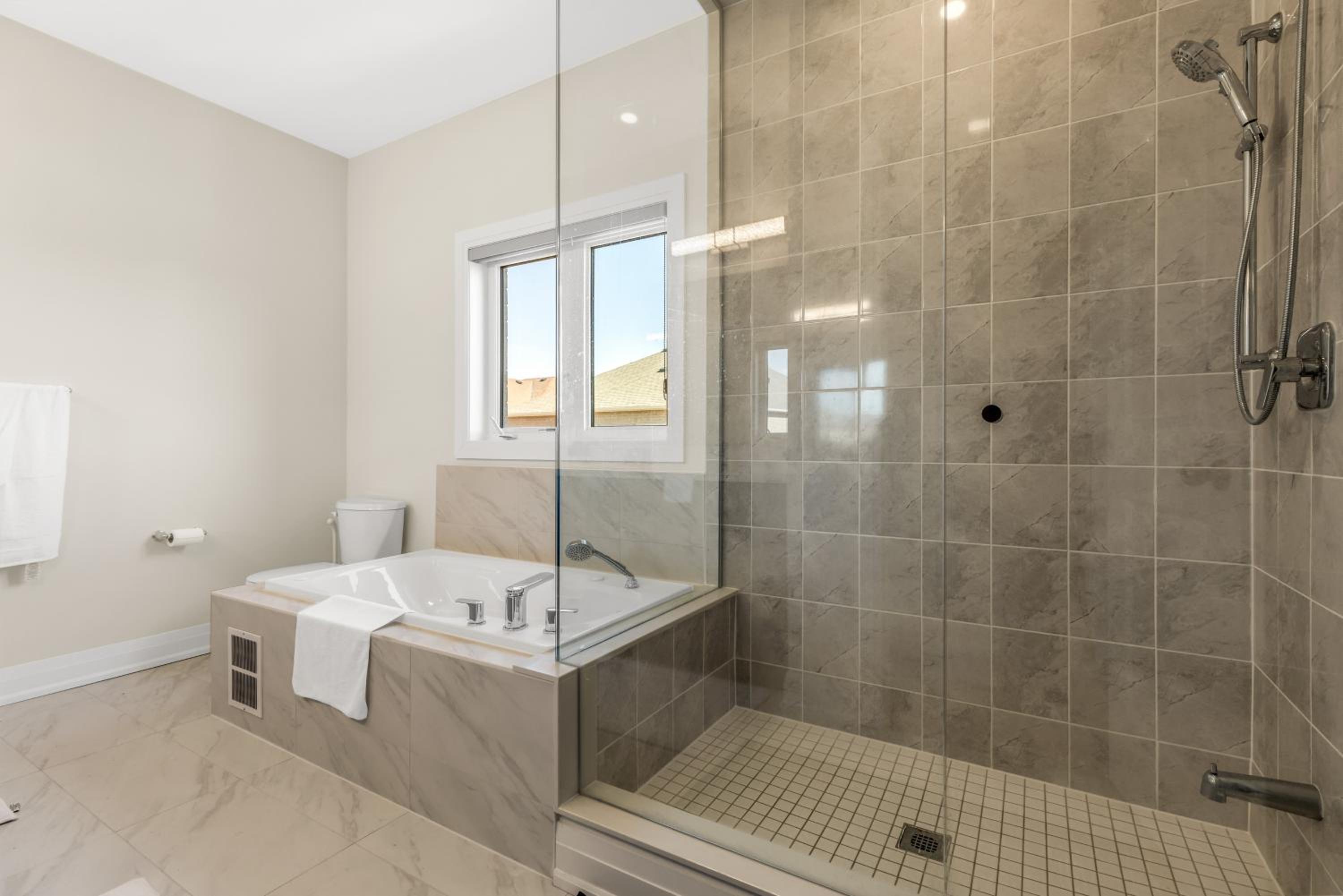 Executive 5BR-4BATH Detached Bramp/Miss Border