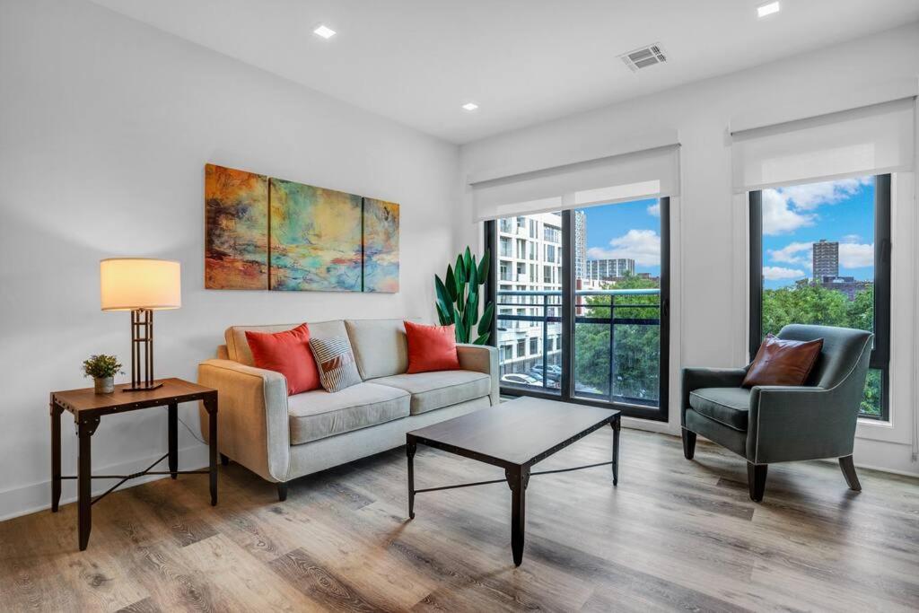 Newark Vacations - Flamboyant 1BR Near EWR w/ Gym - Property Image 1