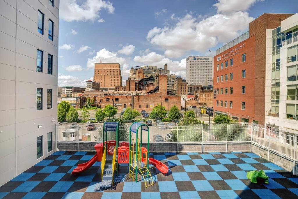 Flamboyant 1BR Near EWR w/ Gym view 2