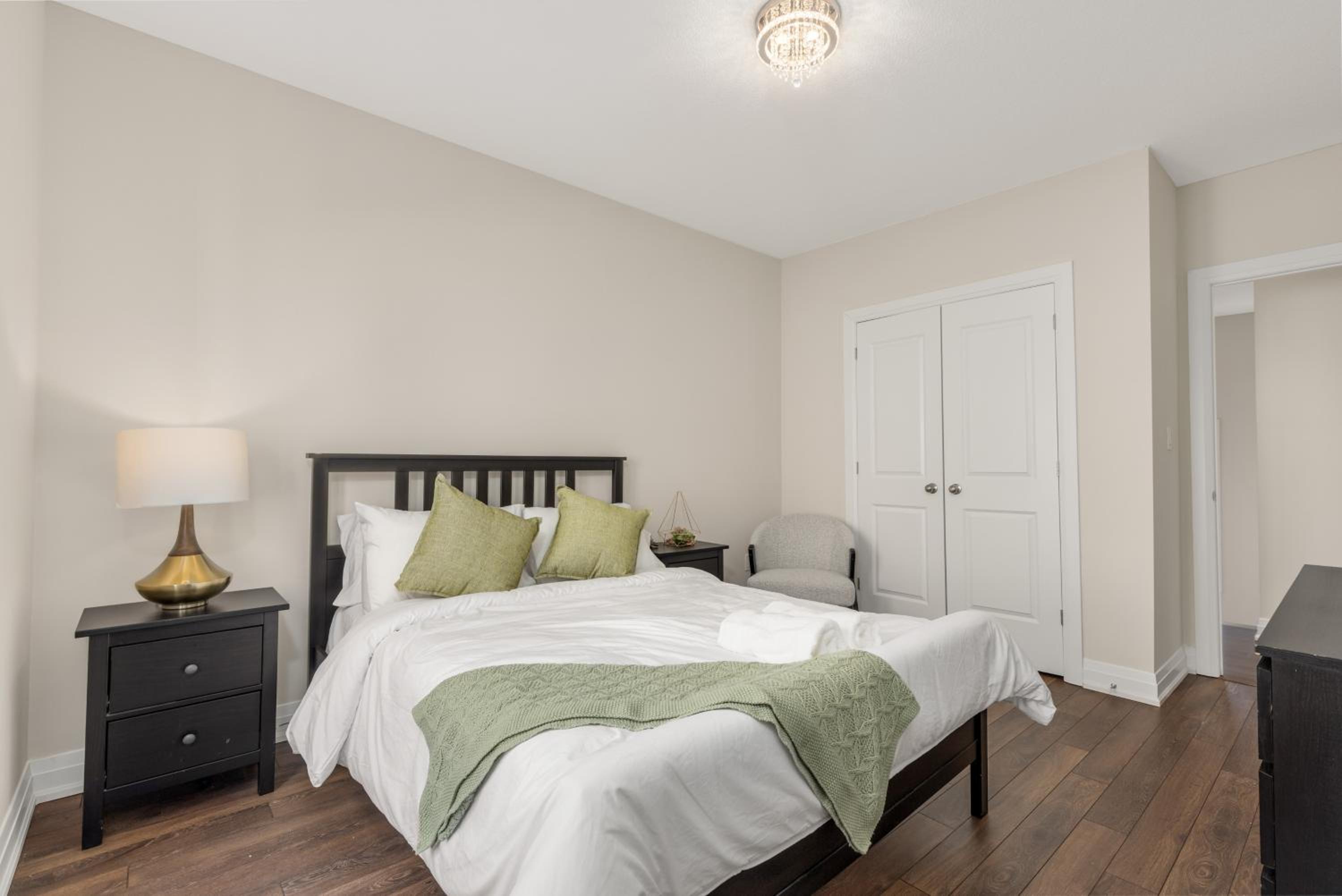 Executive 5BR-4BATH Detached Bramp/Miss Border