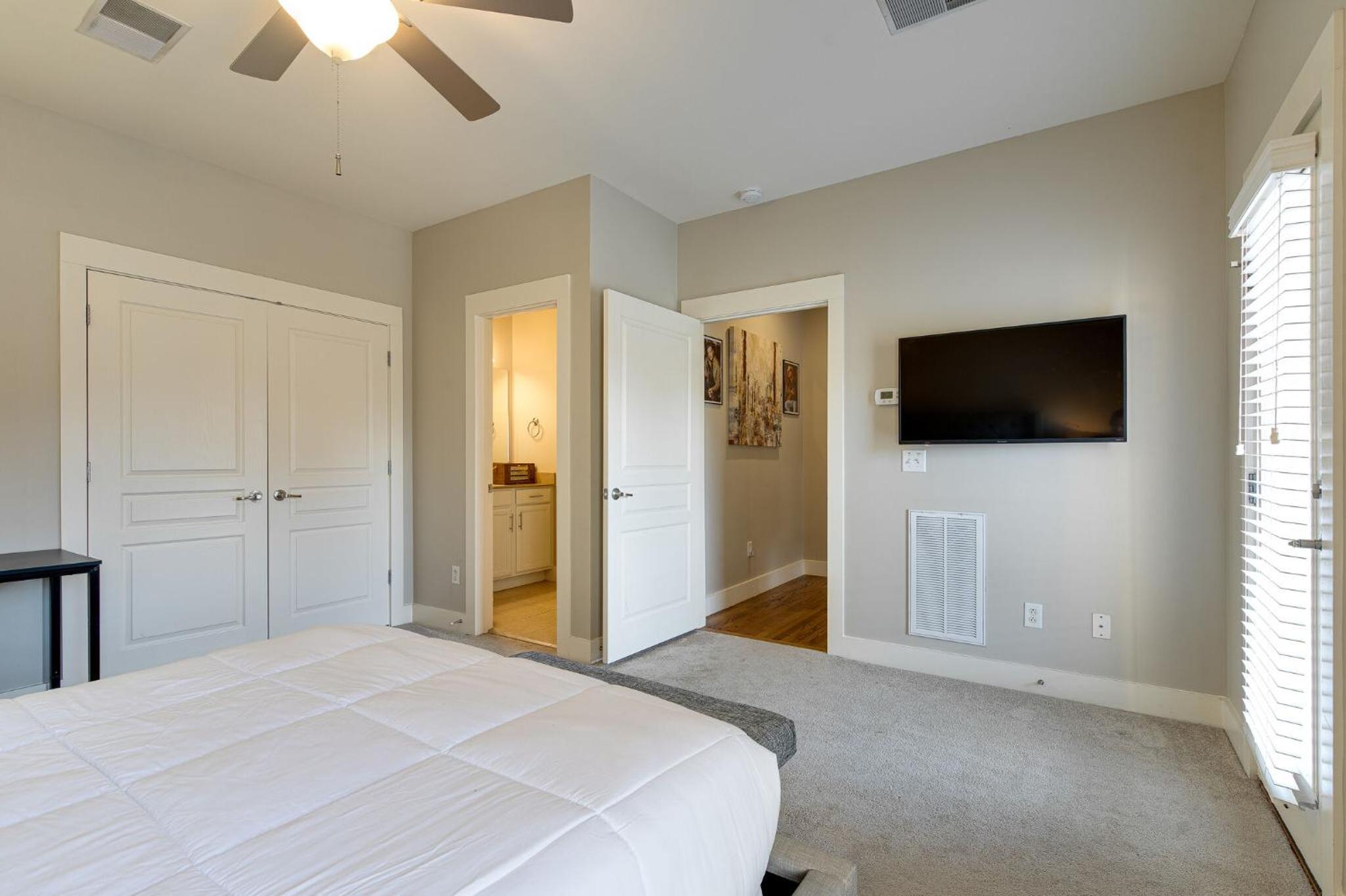 Modern 3-Story West End Condo - Free 2-Car Garage view 5