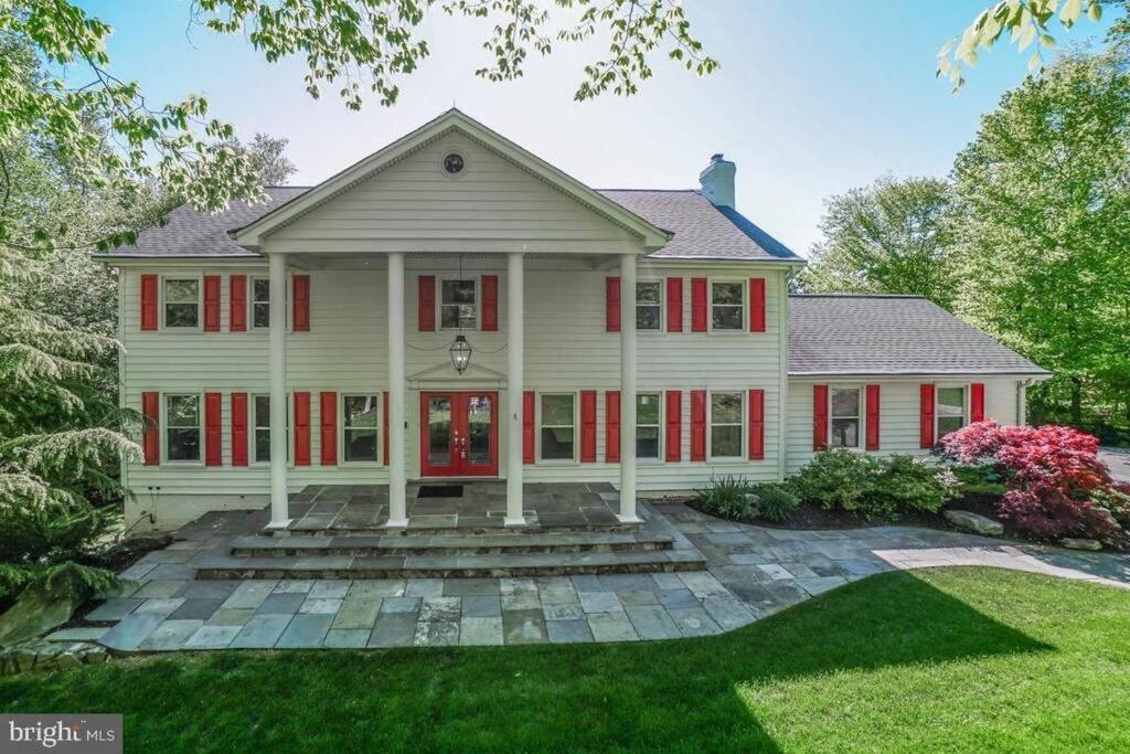 Tara Retreat: Family-Friendly Oasis with Pool, Tennis & Serene Ambiance in Potomac view 3