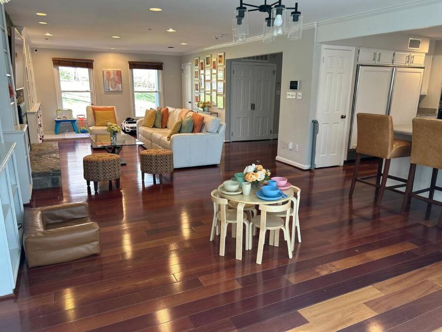 Tara Retreat: Family-Friendly Oasis with Pool, Tennis & Serene Ambiance in Potomac view 4