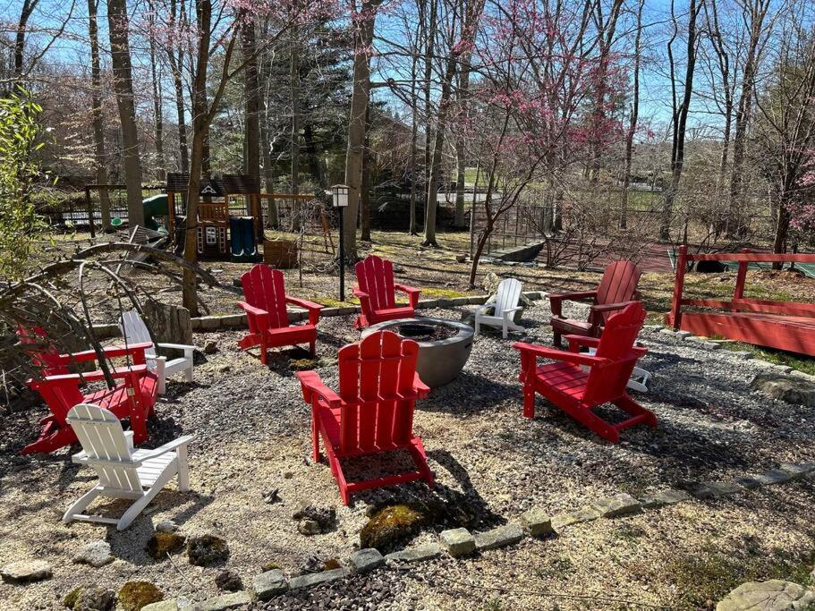 Tara Retreat: Family-Friendly Oasis with Pool, Tennis & Serene Ambiance in Potomac view 5