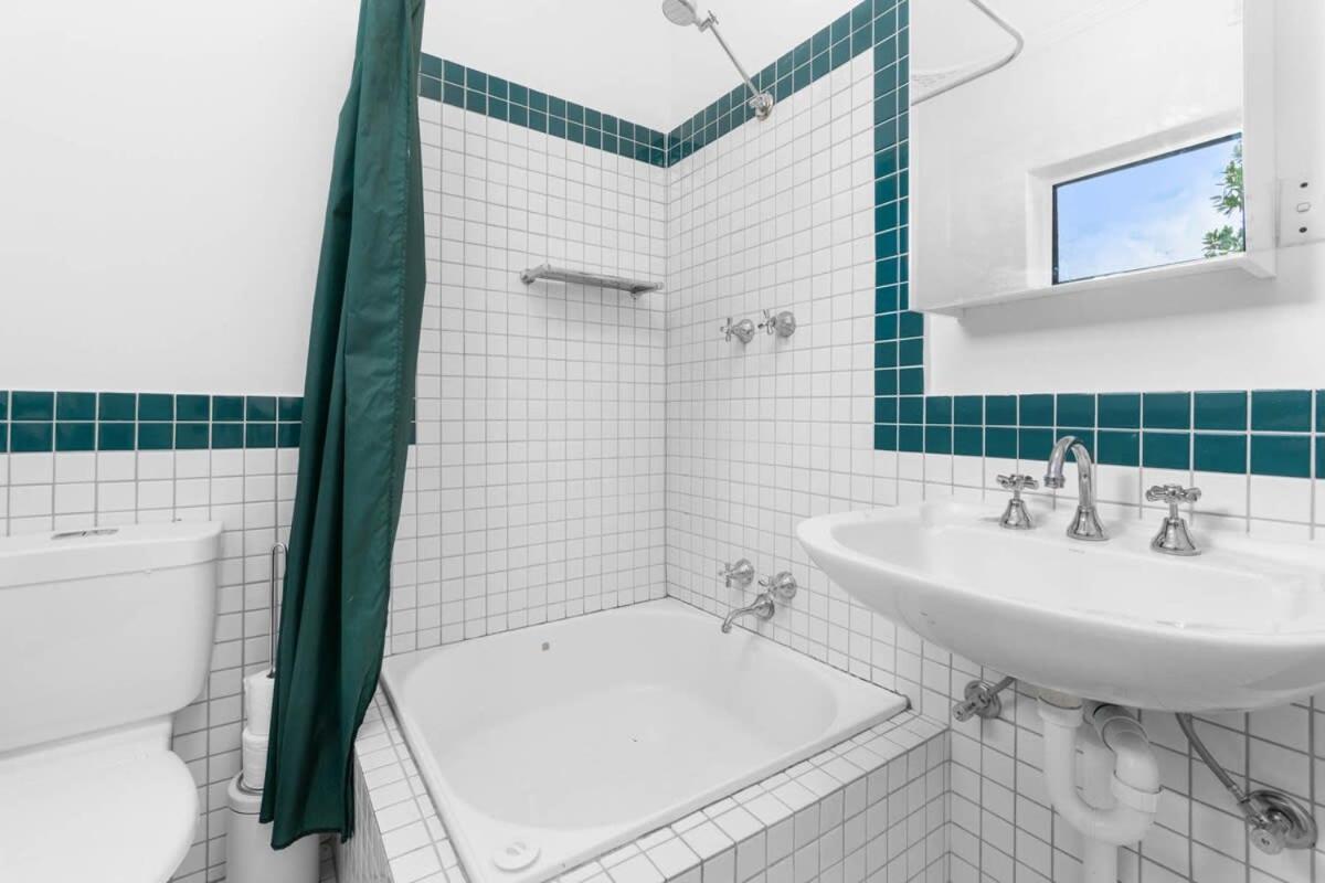 In Between City Sea & Airport - 2BR Vacation Home