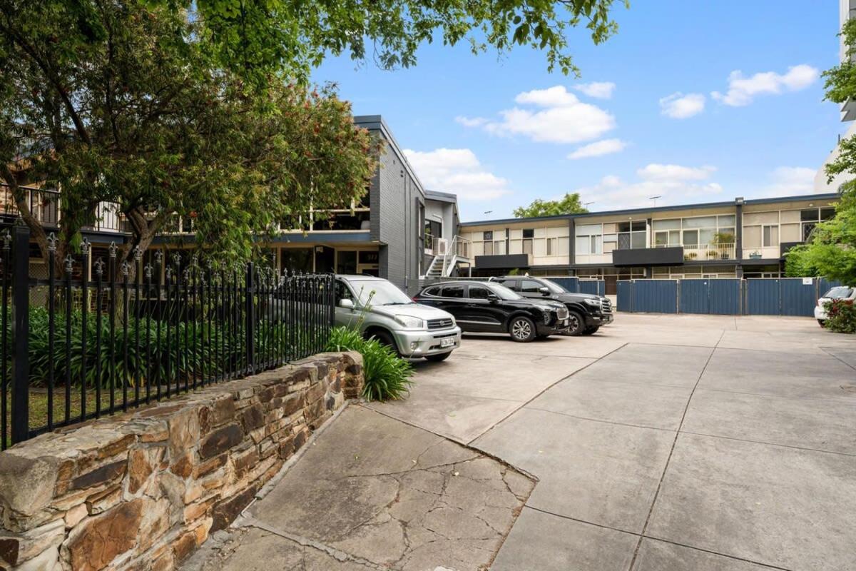 Renovated 1BR Unit CBD Parking Wi-Fi South Tce