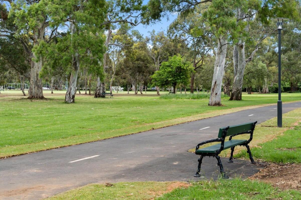 Renovated 1BR Unit CBD Parking Wi-Fi South Tce