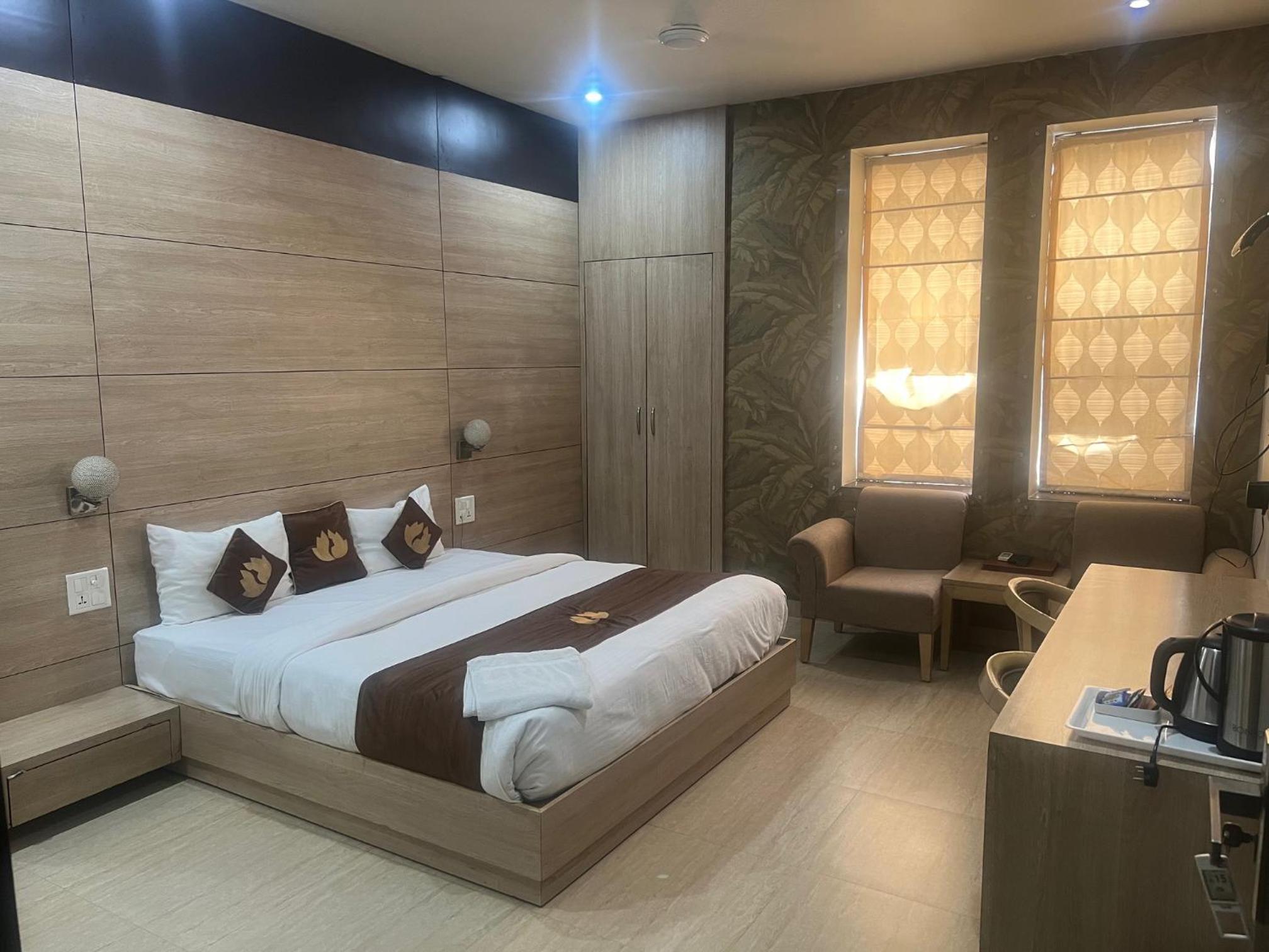 HOTEL RAJMAHAL GREEN