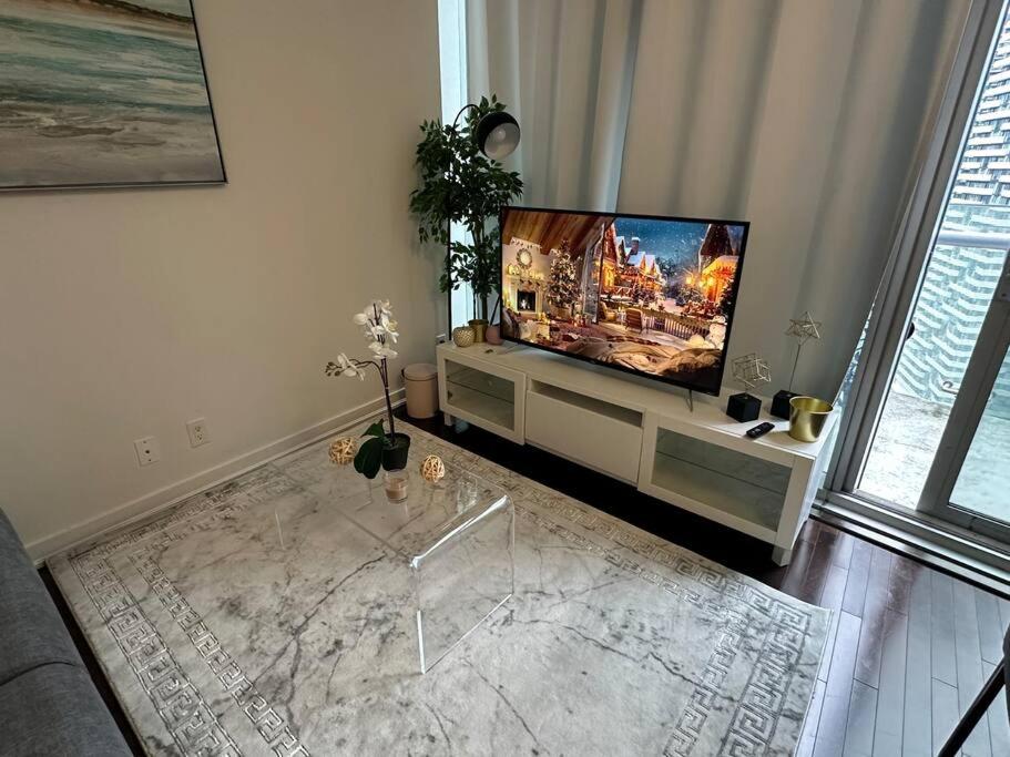 Downtown Toronto Luxury Condo photo 3