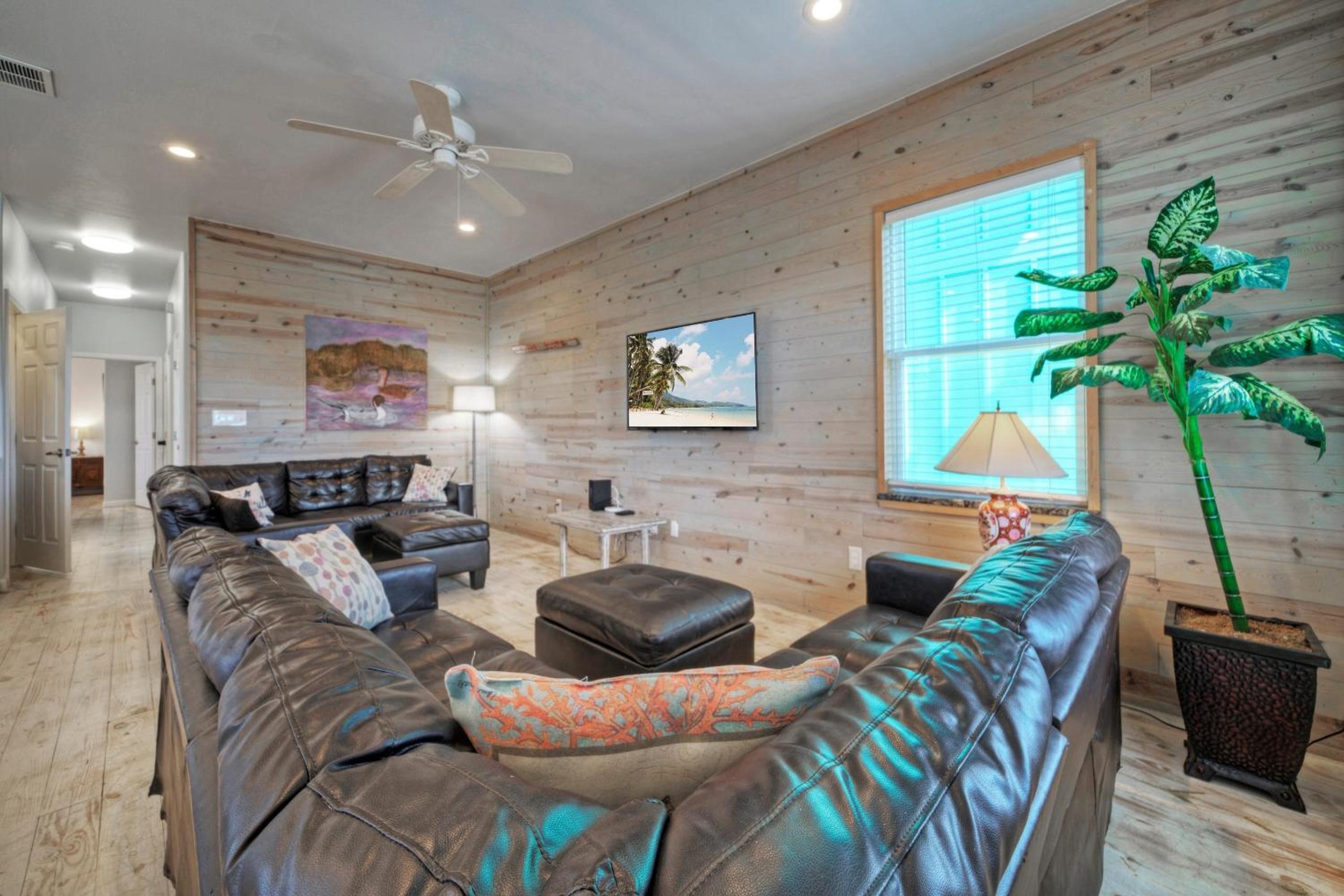 6BDR Balcony w Bay View Shared Pool Boat Dock Keeper Red by AvantStay