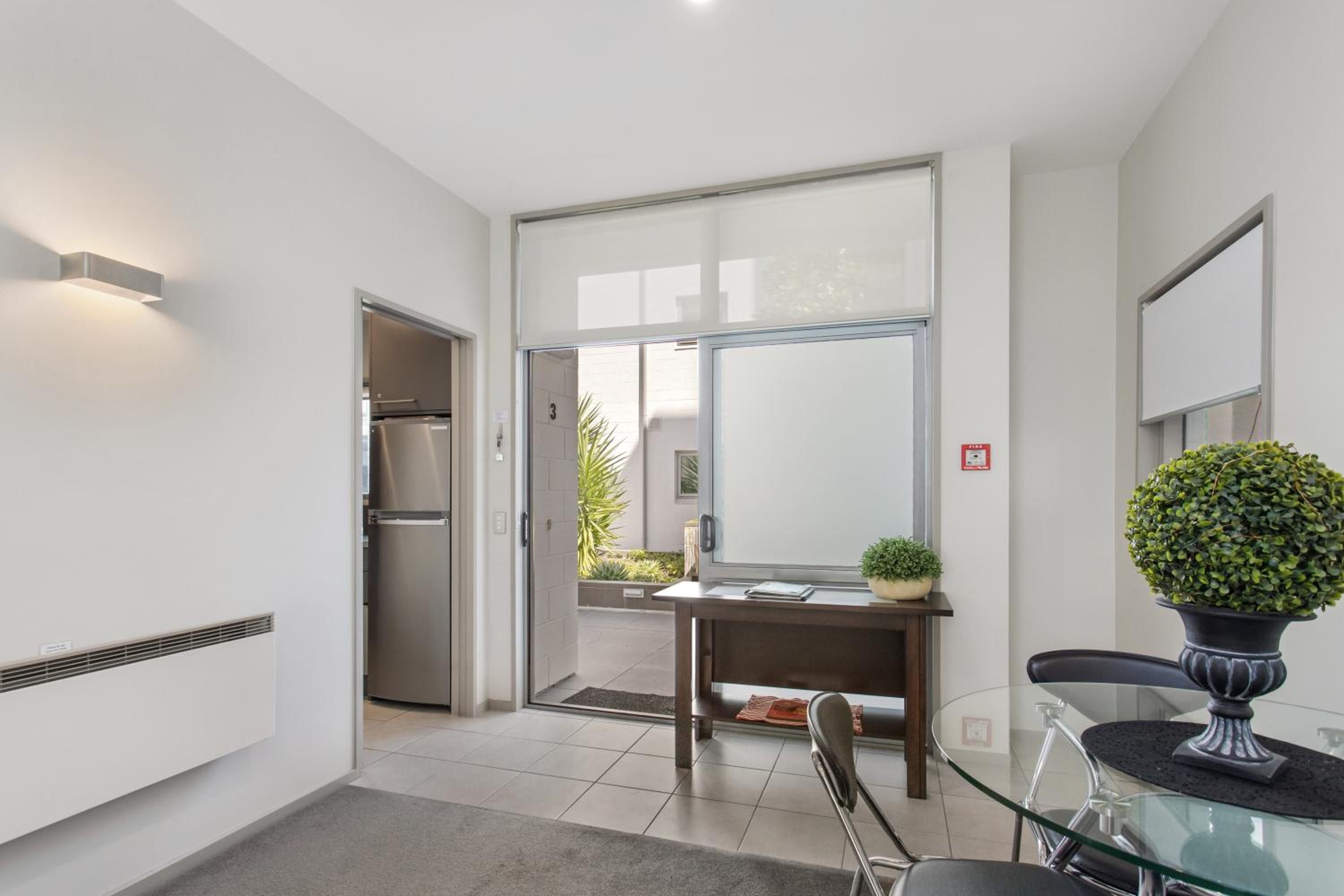 Executive City Pad Free Basement Park CBD 3 Mins view 2