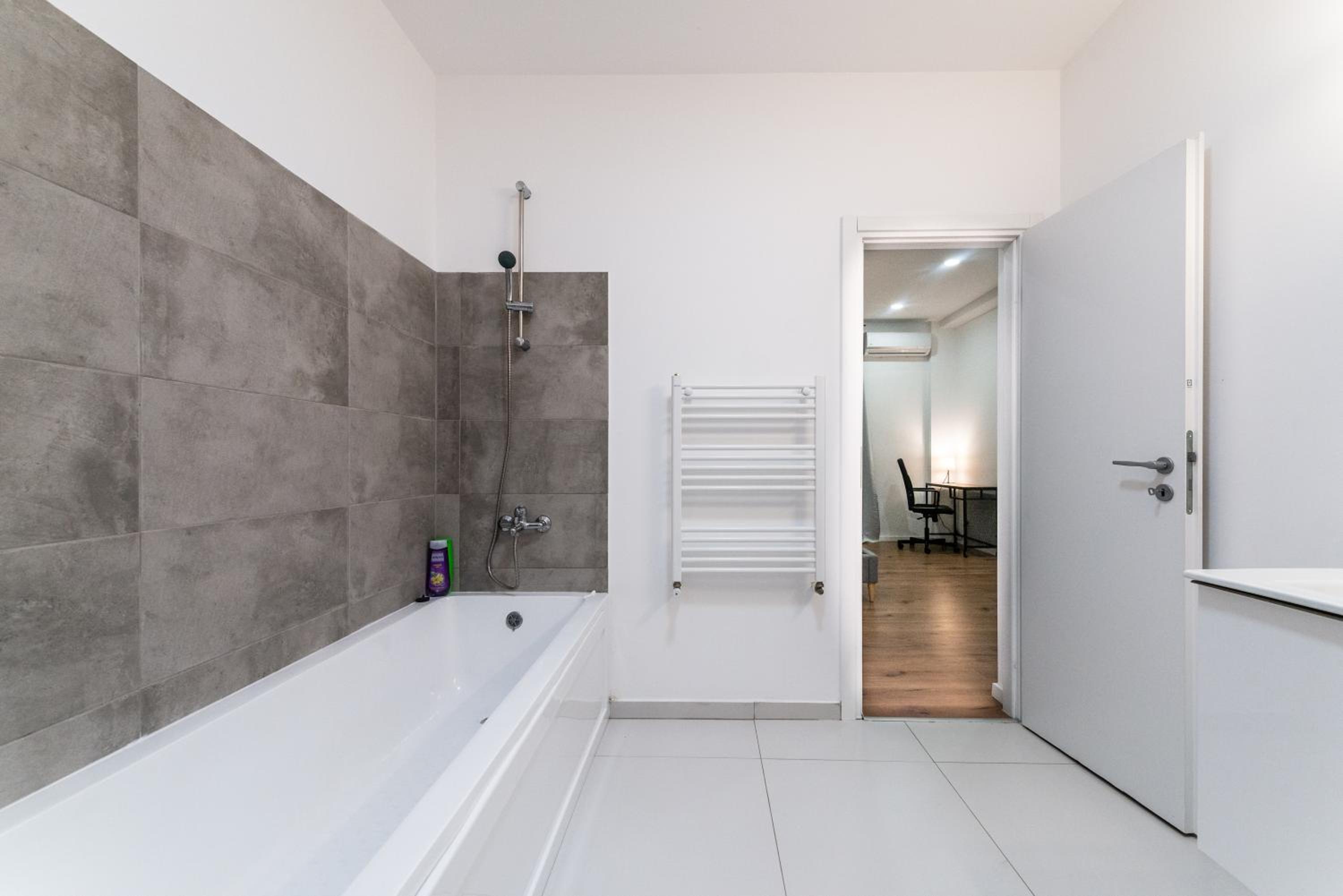 Ultracentral Spacious Apartment 4BR view 4