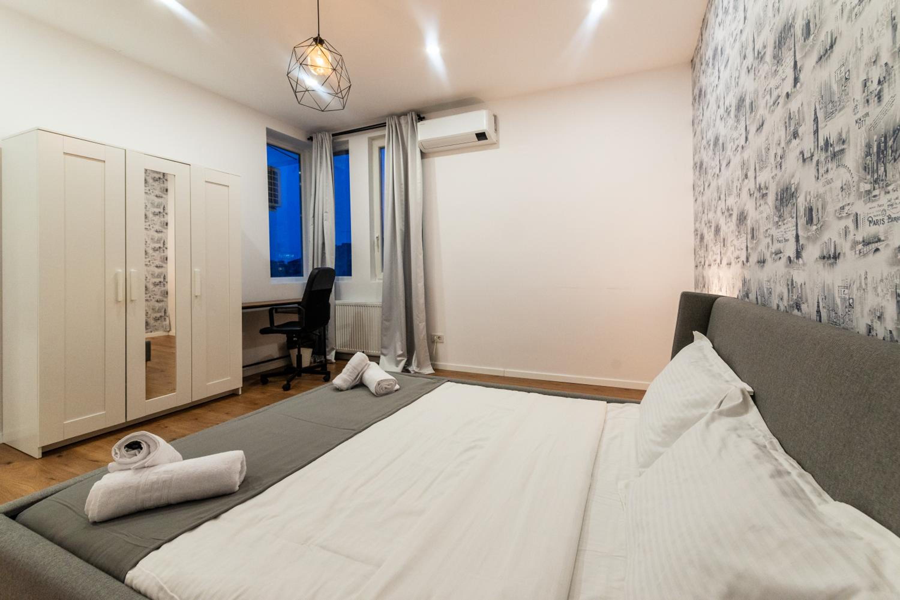 Ultracentral Spacious Apartment 4BR view 5
