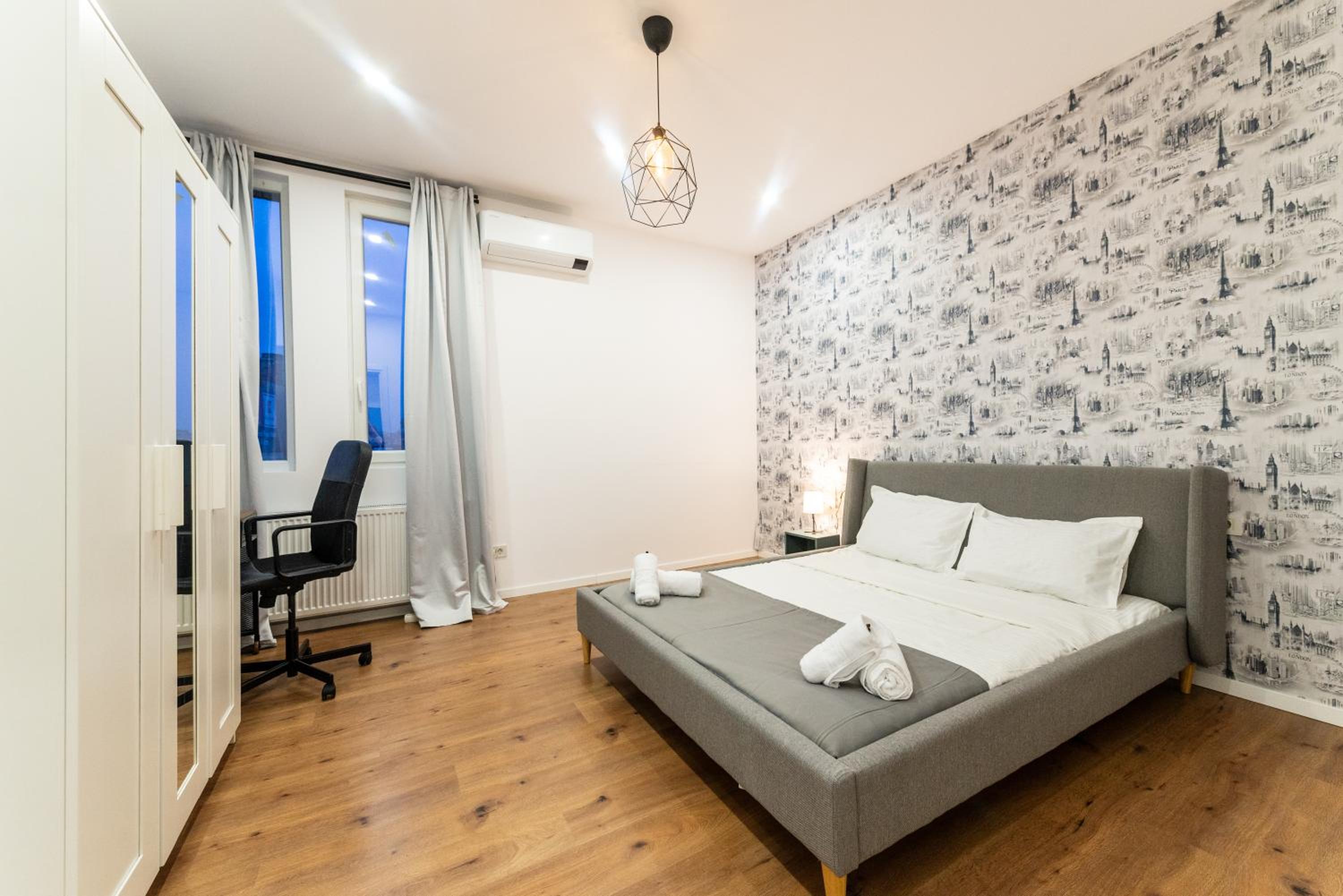 Ultracentral Spacious Apartment 4BR view 3