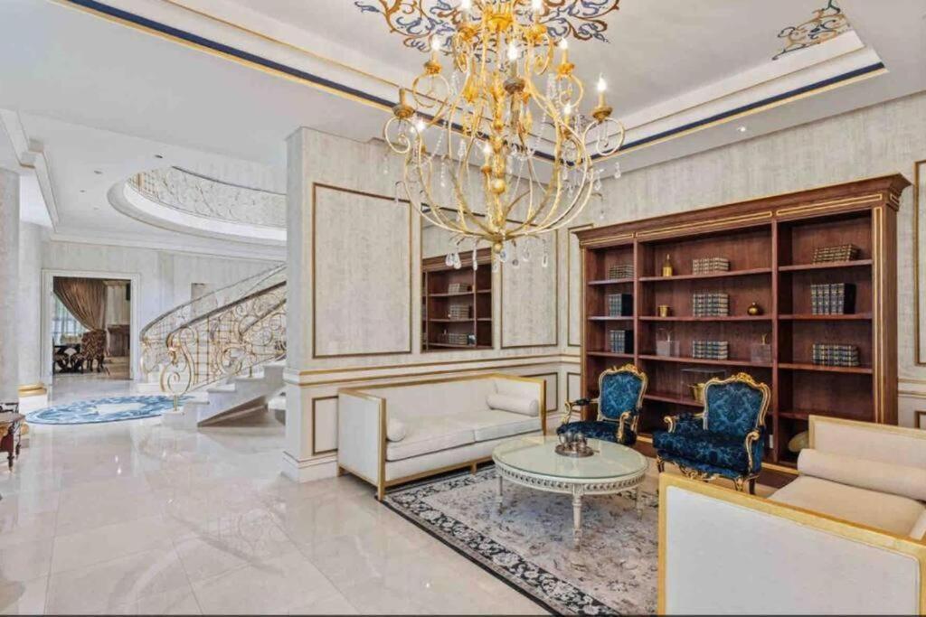 Johannesburg Vacations - The White House in Sandton - Property Image 1