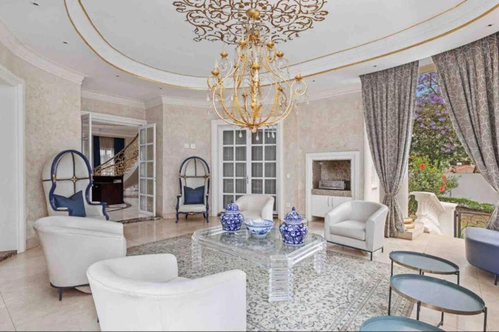 Johannesburg Vacations - The White House in Sandton - Property Image 16