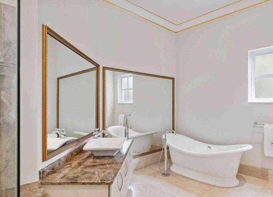 Johannesburg Vacations - The White House in Sandton - Property Image 2