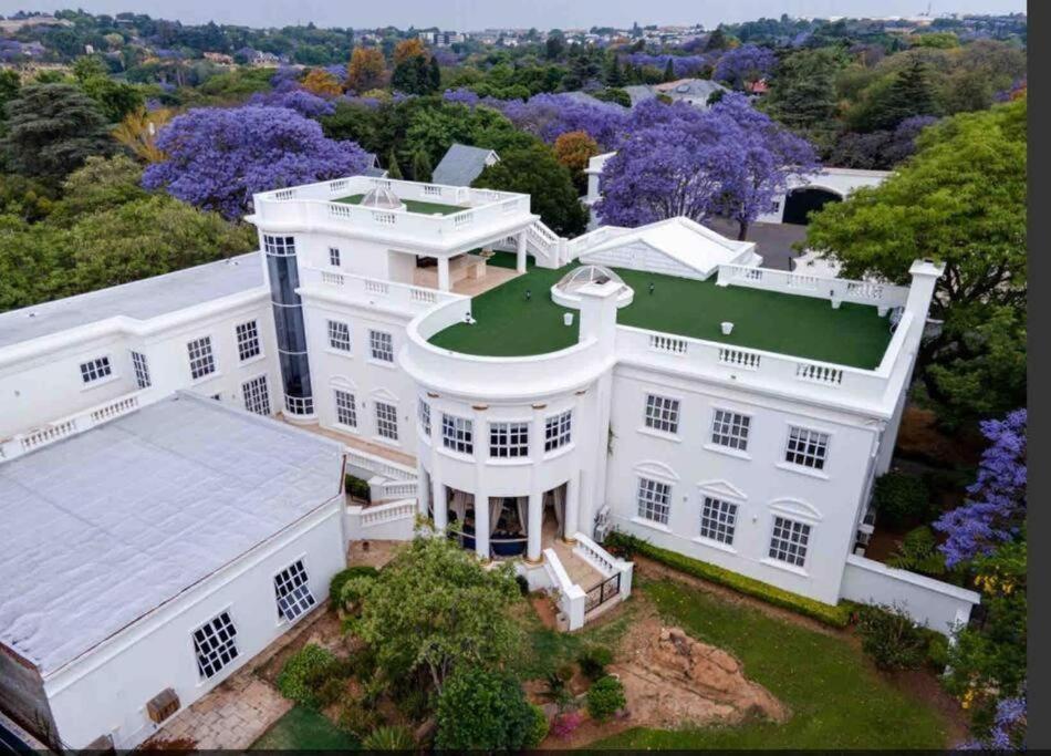 Johannesburg Vacations - The White House in Sandton - Property Image 3