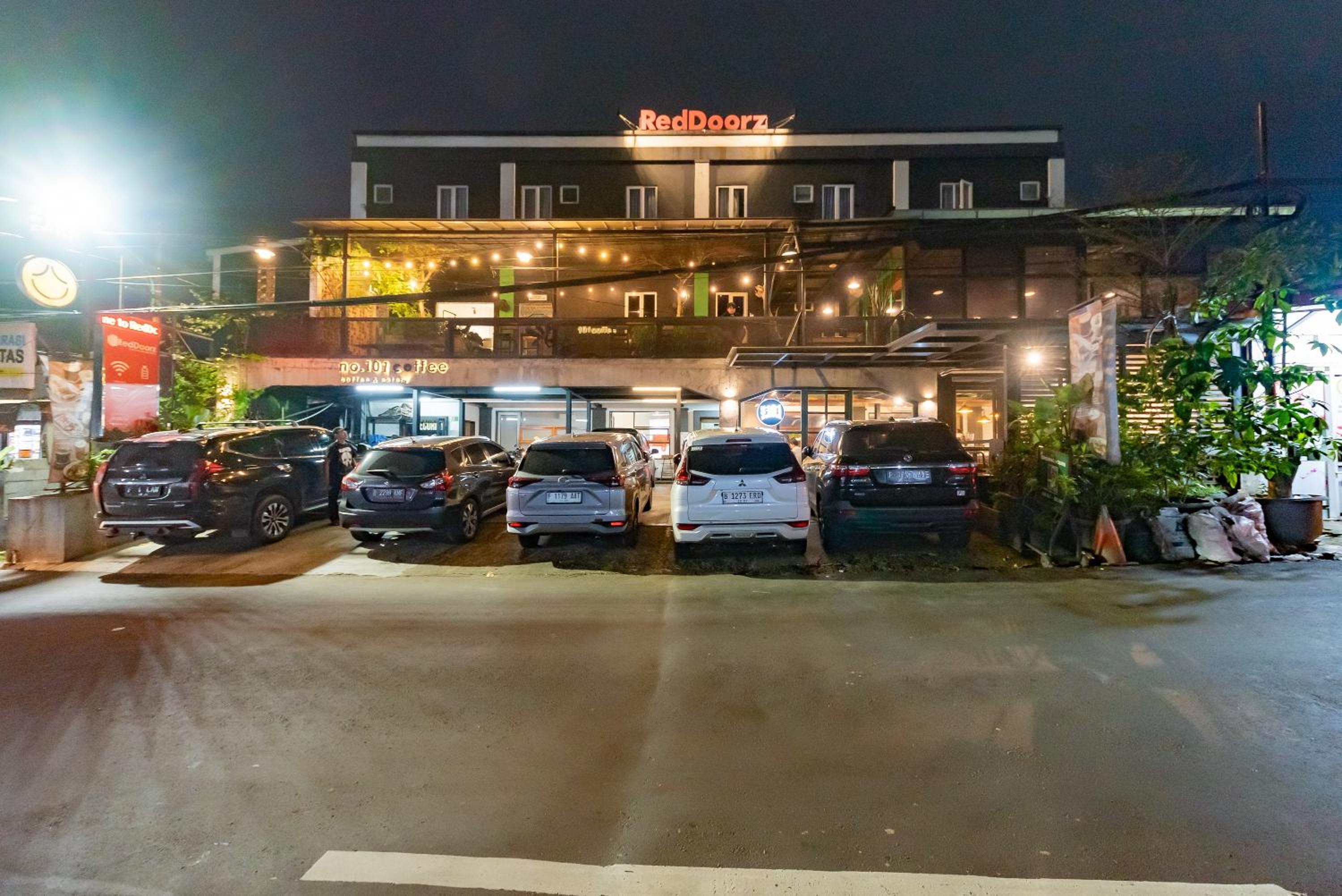 RedDoorz near Botani Square Mall