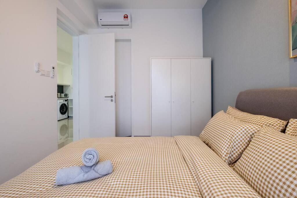 NEW! Cozy & Warm Scandinavian Suites walk to LRT