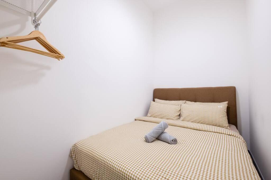 NEW! Cozy & Warm Scandinavian Suites walk to LRT