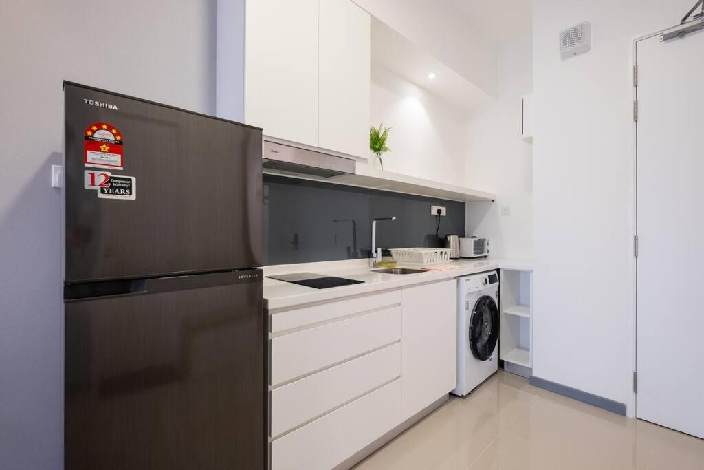 NEW! Cozy & Warm Scandinavian Suites walk to LRT