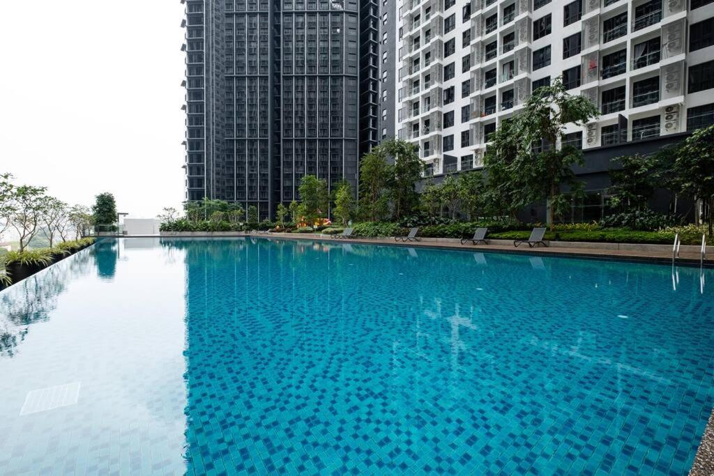 NEW! Cozy & Warm Scandinavian Suites walk to LRT