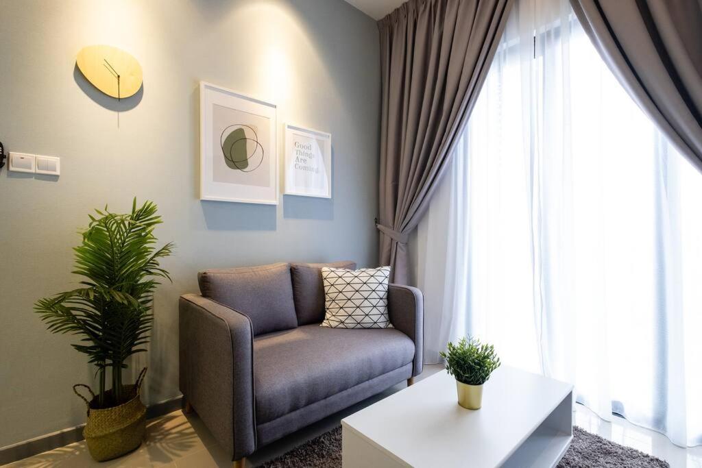 NEW! Cozy & Warm Scandinavian Suites walk to LRT