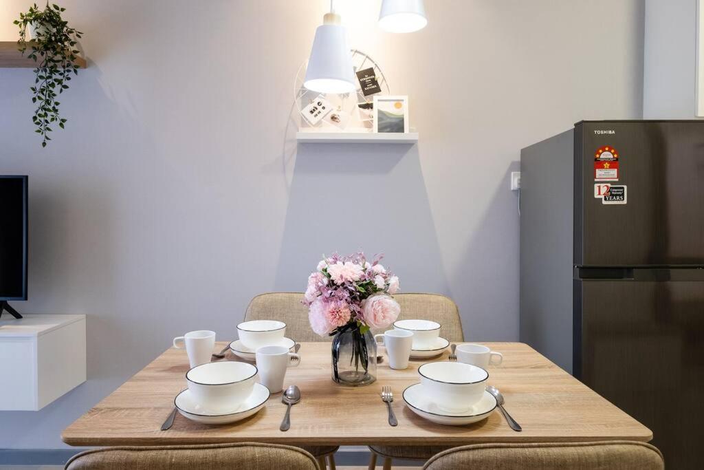 NEW! Cozy & Warm Scandinavian Suites walk to LRT