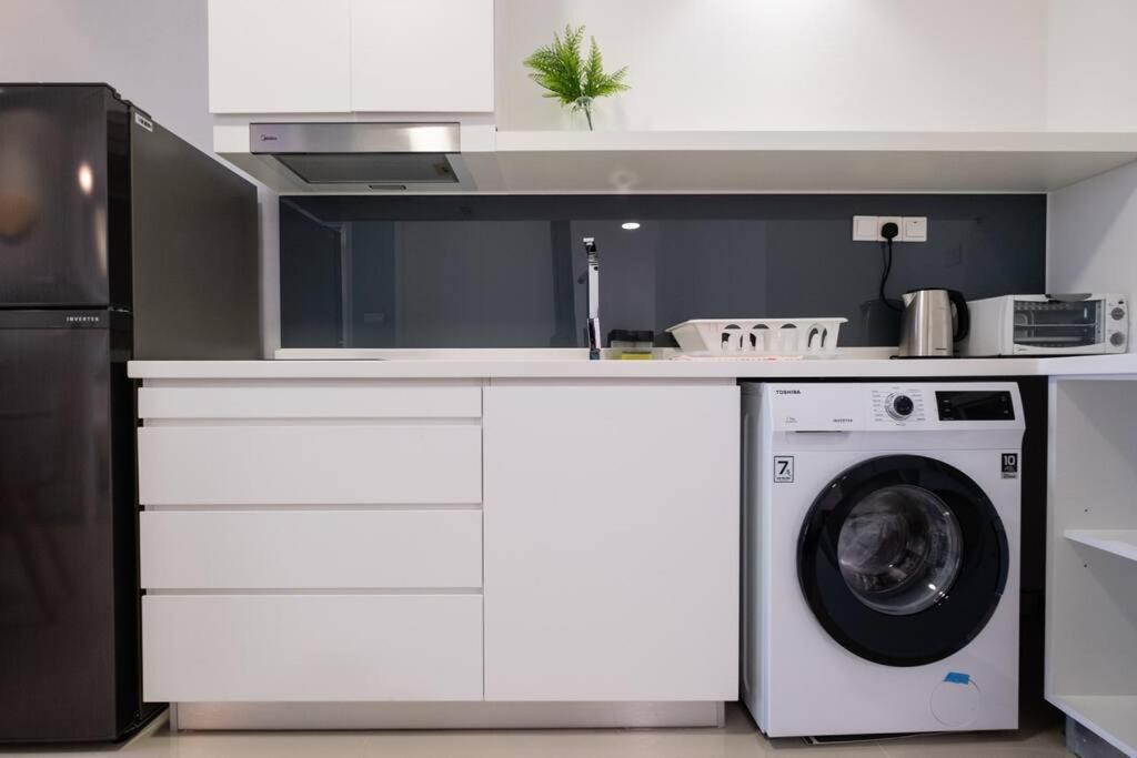 NEW! Cozy & Warm Scandinavian Suites walk to LRT