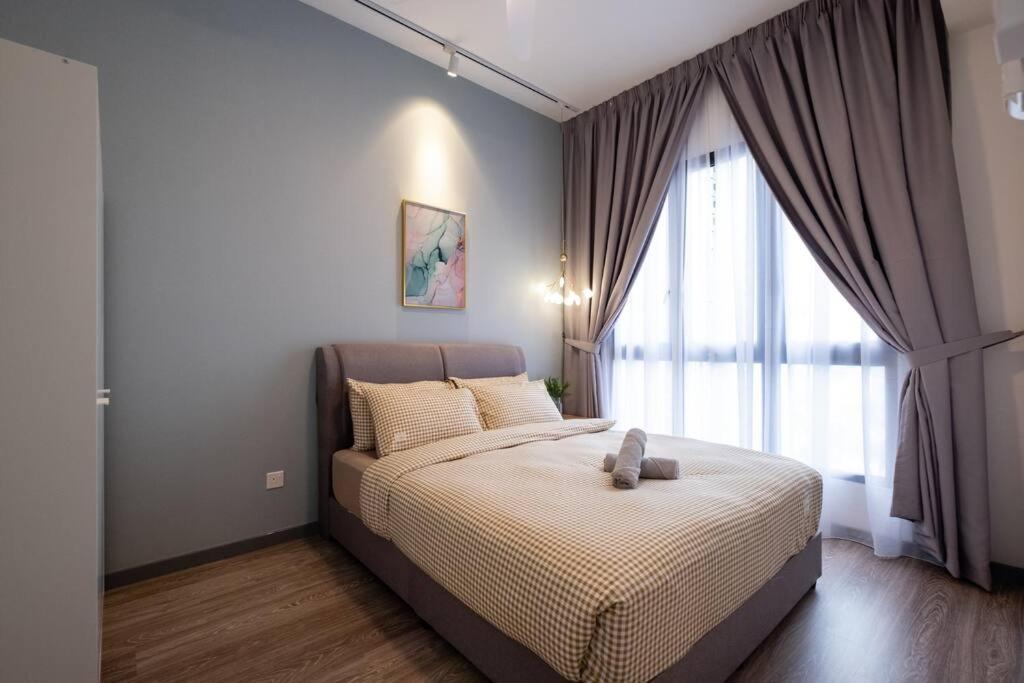 NEW! Cozy & Warm Scandinavian Suites walk to LRT