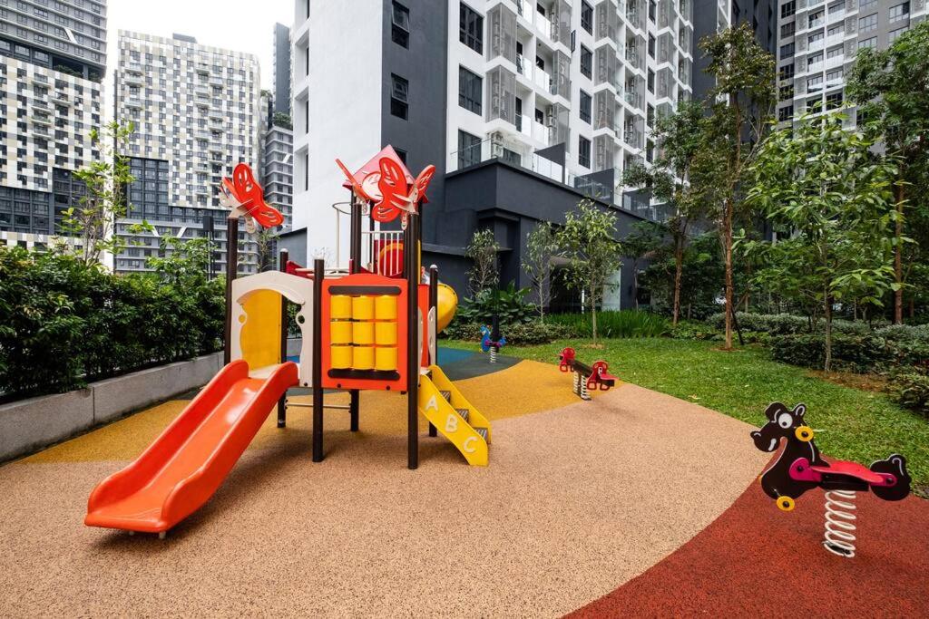 NEW! Cozy & Warm Scandinavian Suites walk to LRT