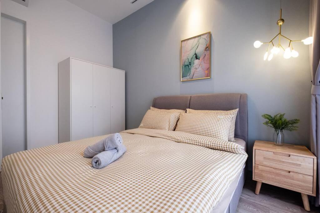 NEW! Cozy & Warm Scandinavian Suites walk to LRT