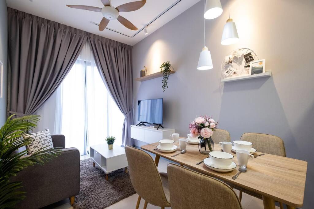 NEW! Cozy & Warm Scandinavian Suites walk to LRT