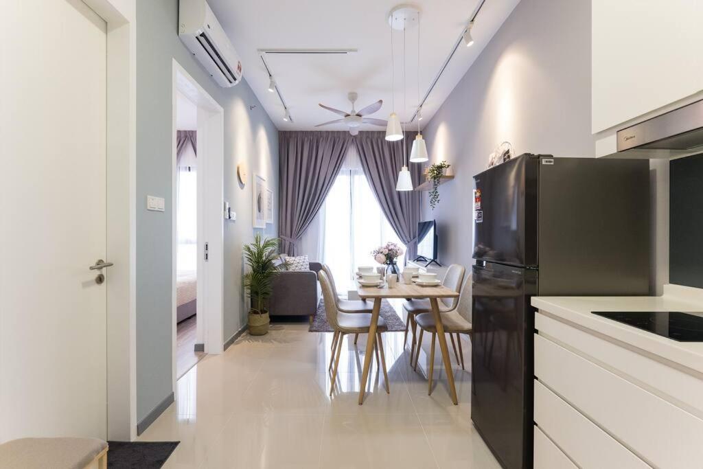 NEW! Cozy & Warm Scandinavian Suites walk to LRT
