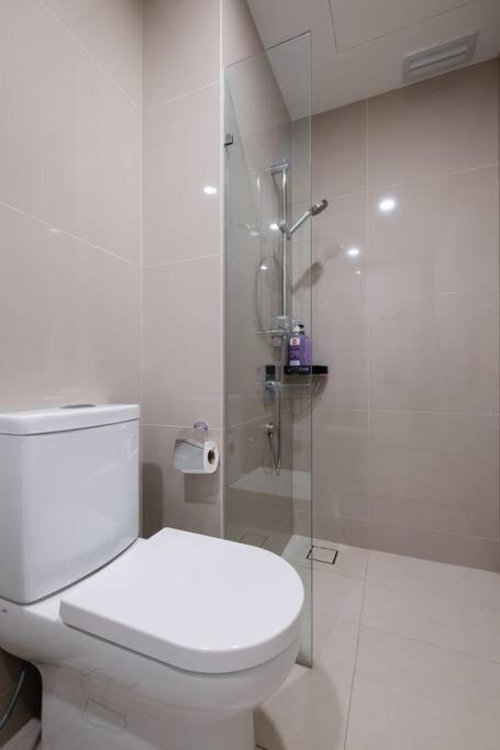 NEW! Cozy & Warm Scandinavian Suites walk to LRT