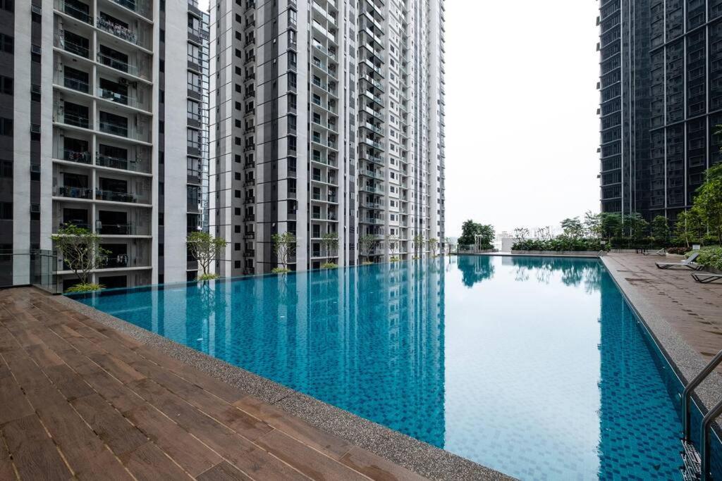 NEW! Cozy & Warm Scandinavian Suites walk to LRT