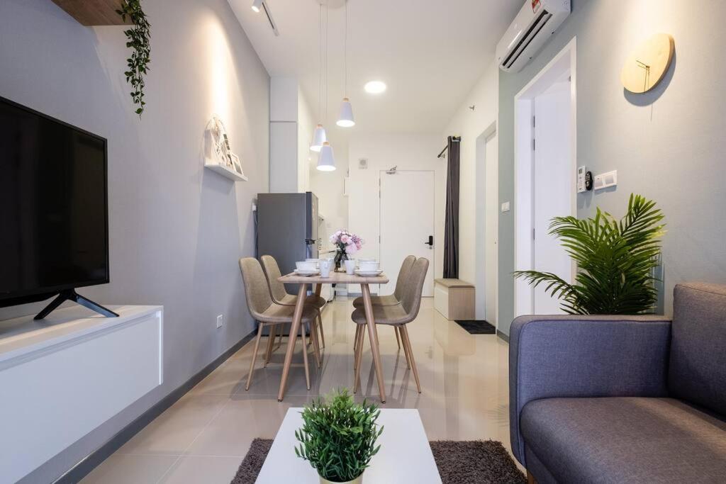 NEW! Cozy & Warm Scandinavian Suites walk to LRT