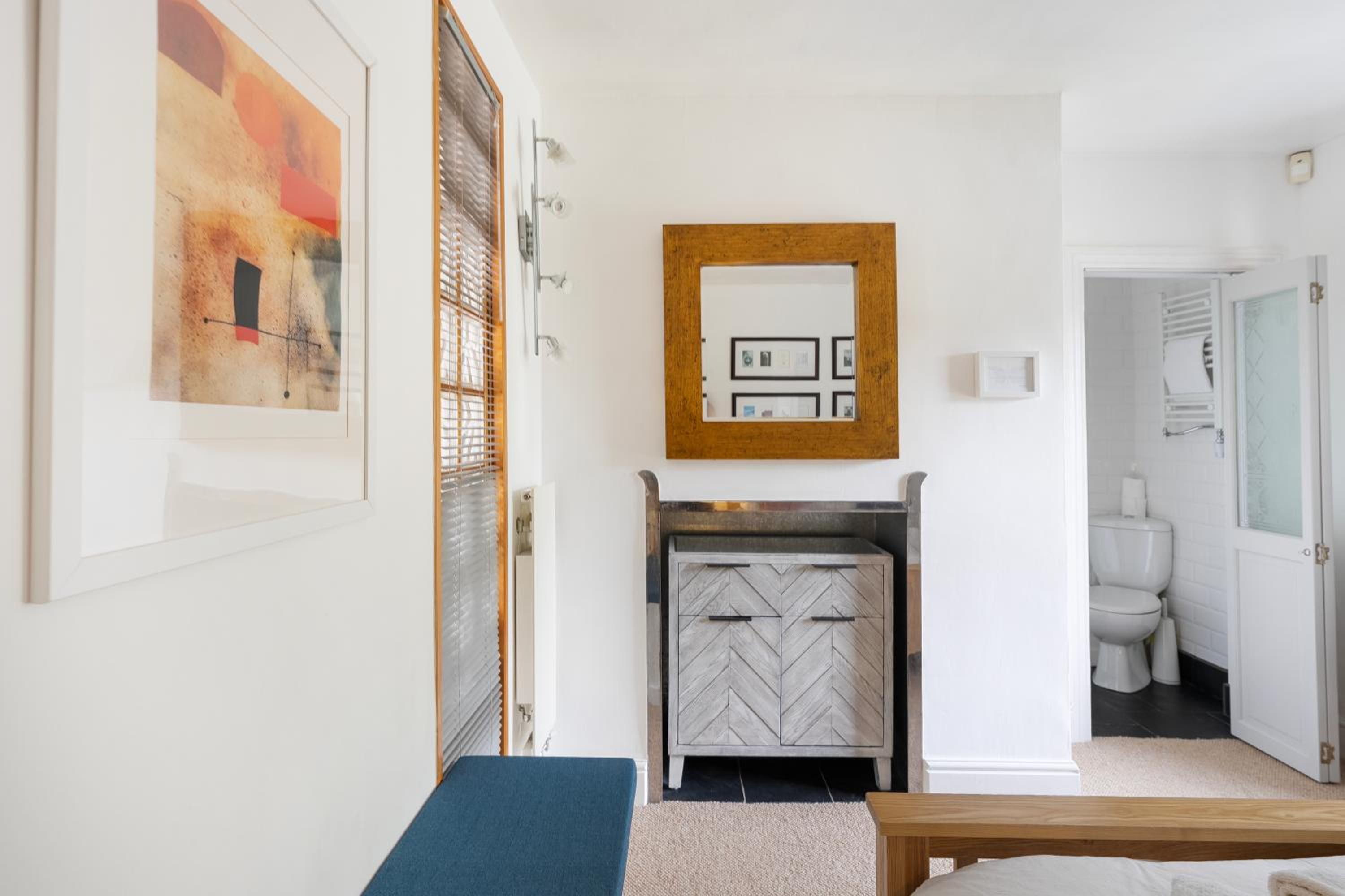 The Mews Flat, near Clifton Suspension Bridge with off-street parking