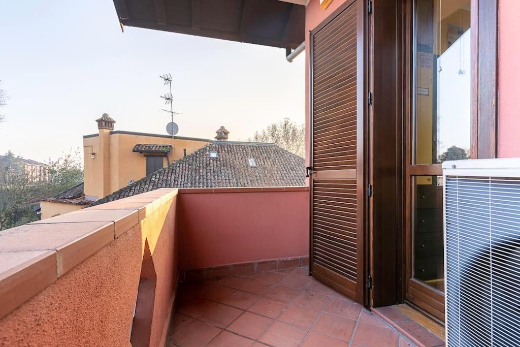 Villa con piscina nel verde di Milano view 3