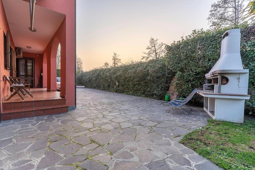 Villa con piscina nel verde di Milano view 4