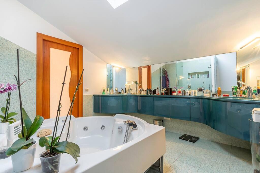 Villa con piscina nel verde di Milano view 5