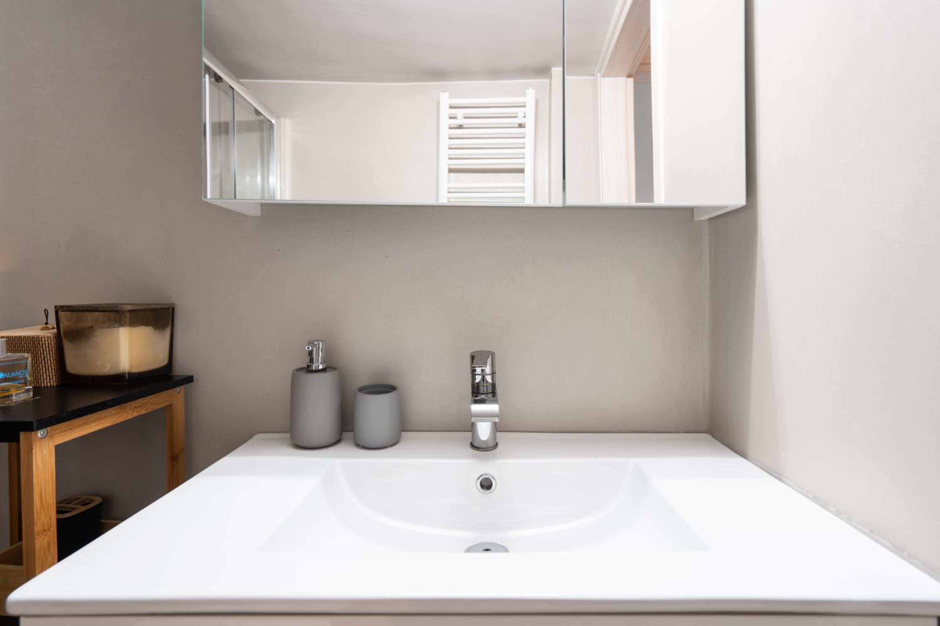 Elegant & Fresh Apartment in Hip Pagrati, Athens