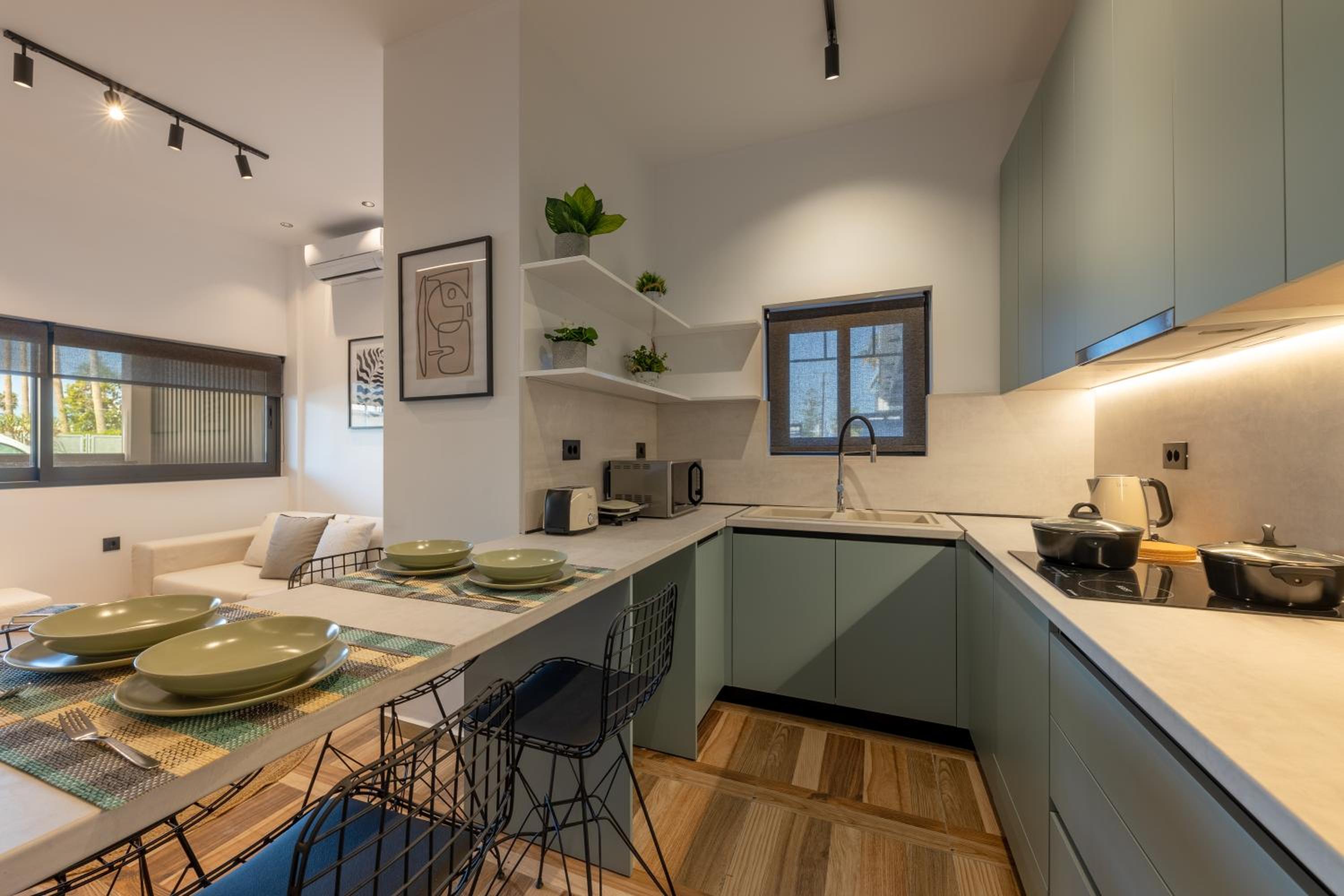 Hot Tub - 5 min to Beaches - Netflix - Full Kitchen photo 4