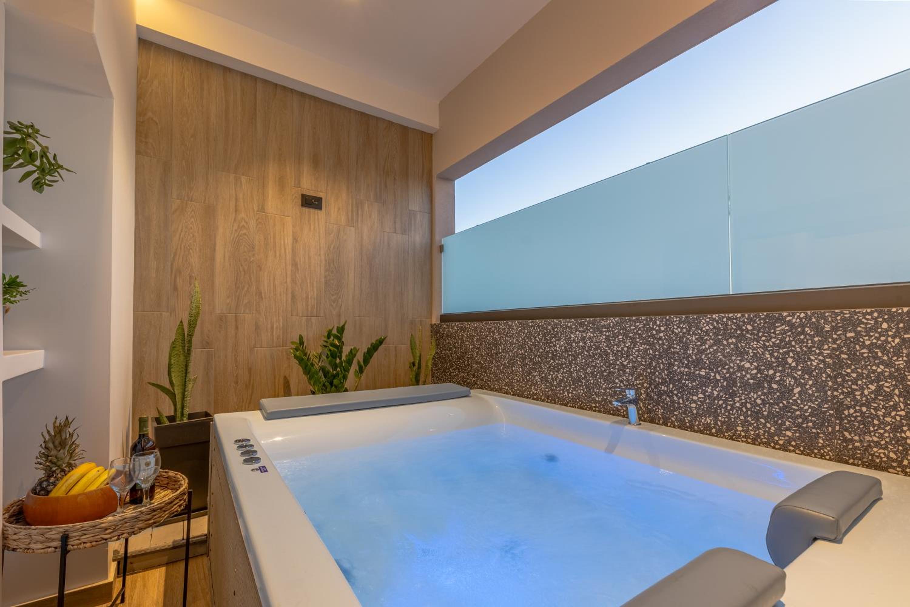 Hot Tub - 5 min to Beaches - Netflix - Full Kitchen photo 3