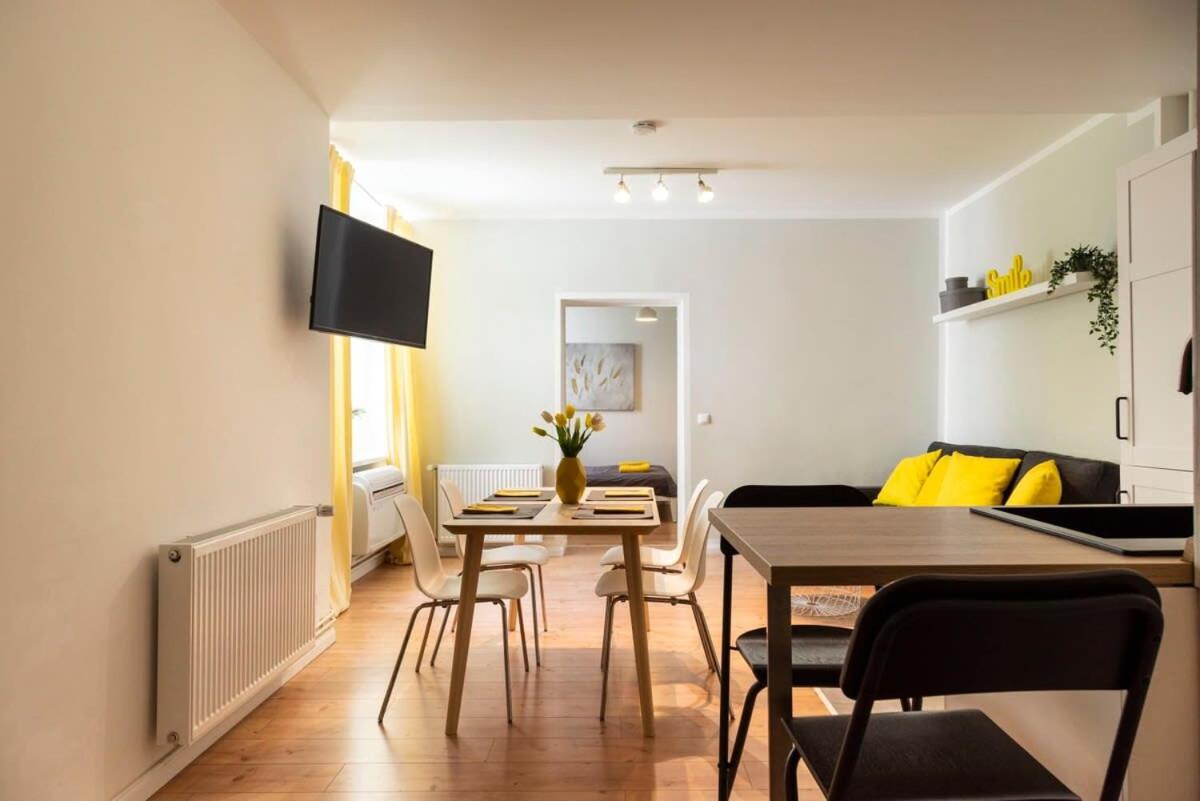 Cosy Two BR plus Self Checkin plus Street Parking