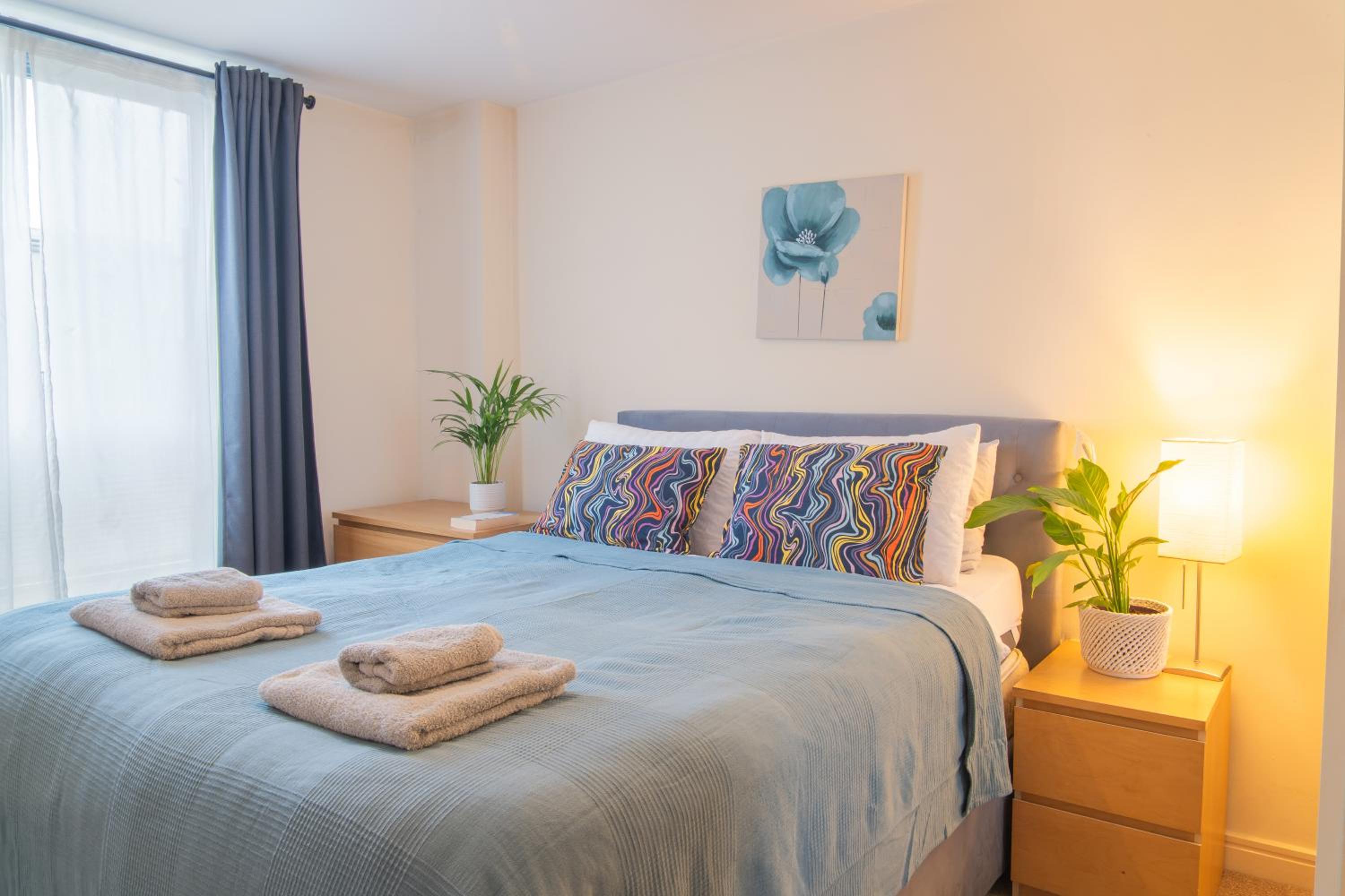 Stay in our Stylish Flat! & secure building & sleeps up to 4 view 2