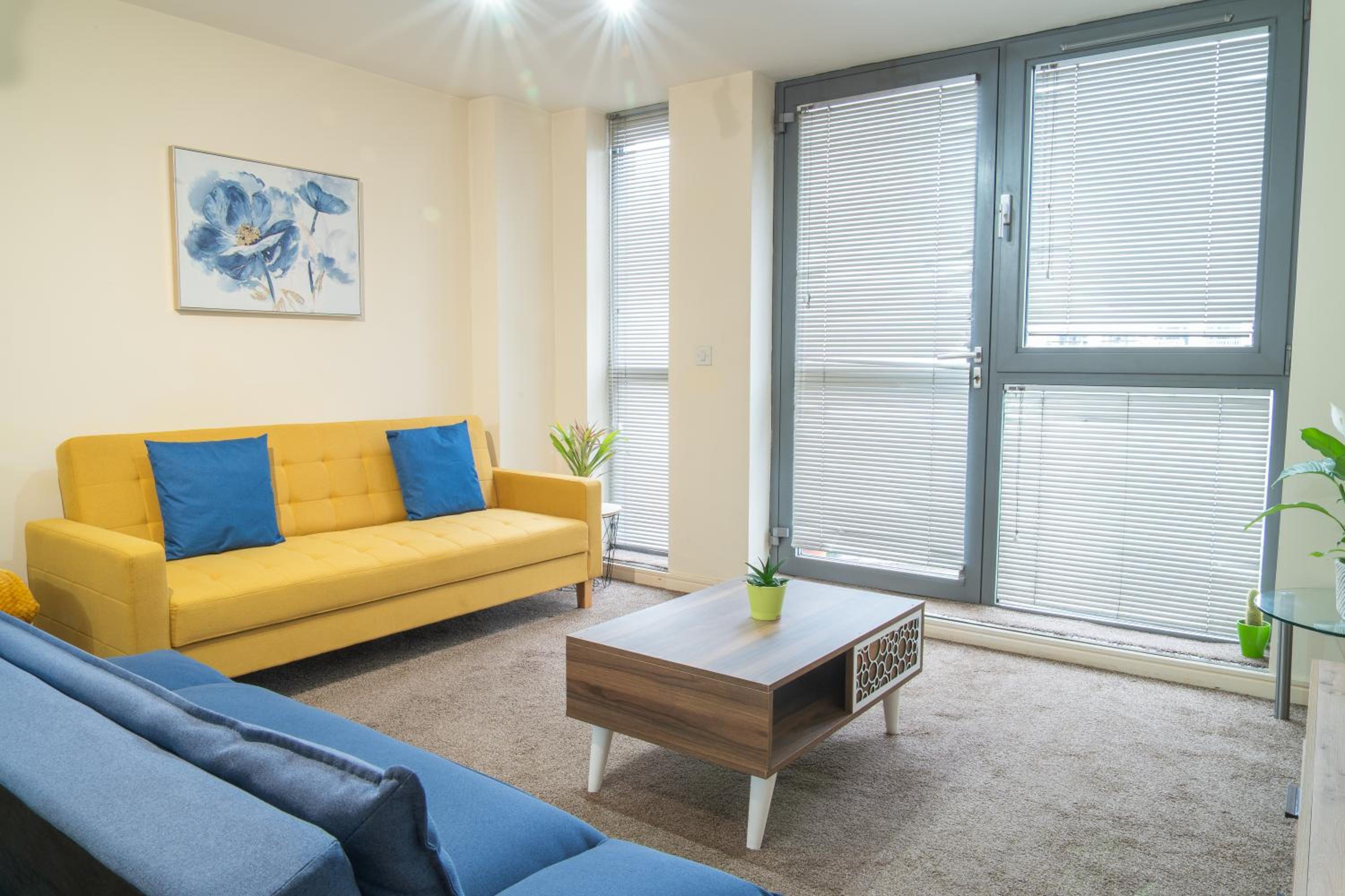 Stay in our Stylish Flat! & secure building & sleeps up to 4 view 4